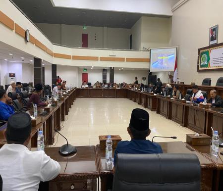 Hearing dipimpin Wakil Ketua DPRD Amd Junaidi AN bersama Ketua Komisi II DPRD Samino dan anggota di Gedung DPRD, (foto/Ayendra)